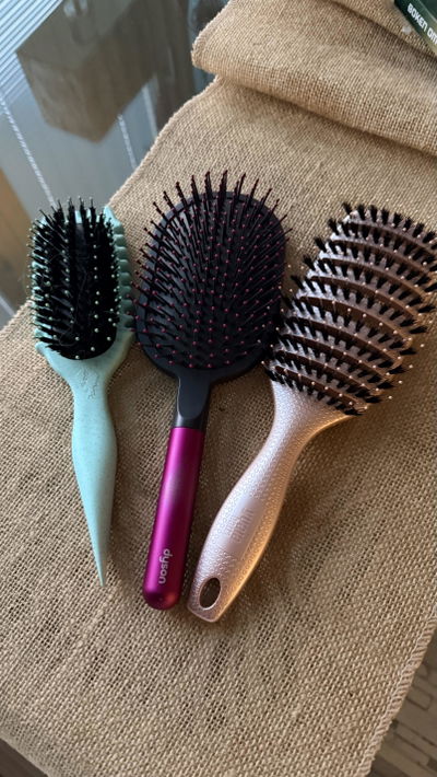 Lumi’s curly hair with the Curvy Brush