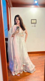 Akansha Kapoor review photo