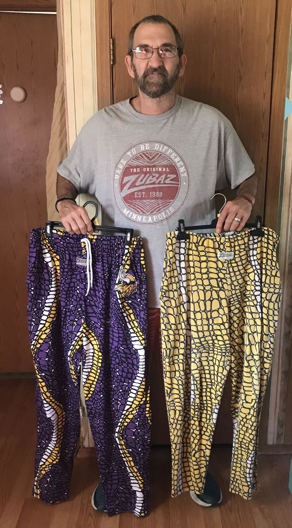 ヨサ　テラヘルツスパッツ Zubaz NFL Adult Unisex Z88 Embroidered Gator 3 Color Pants, Minnesota